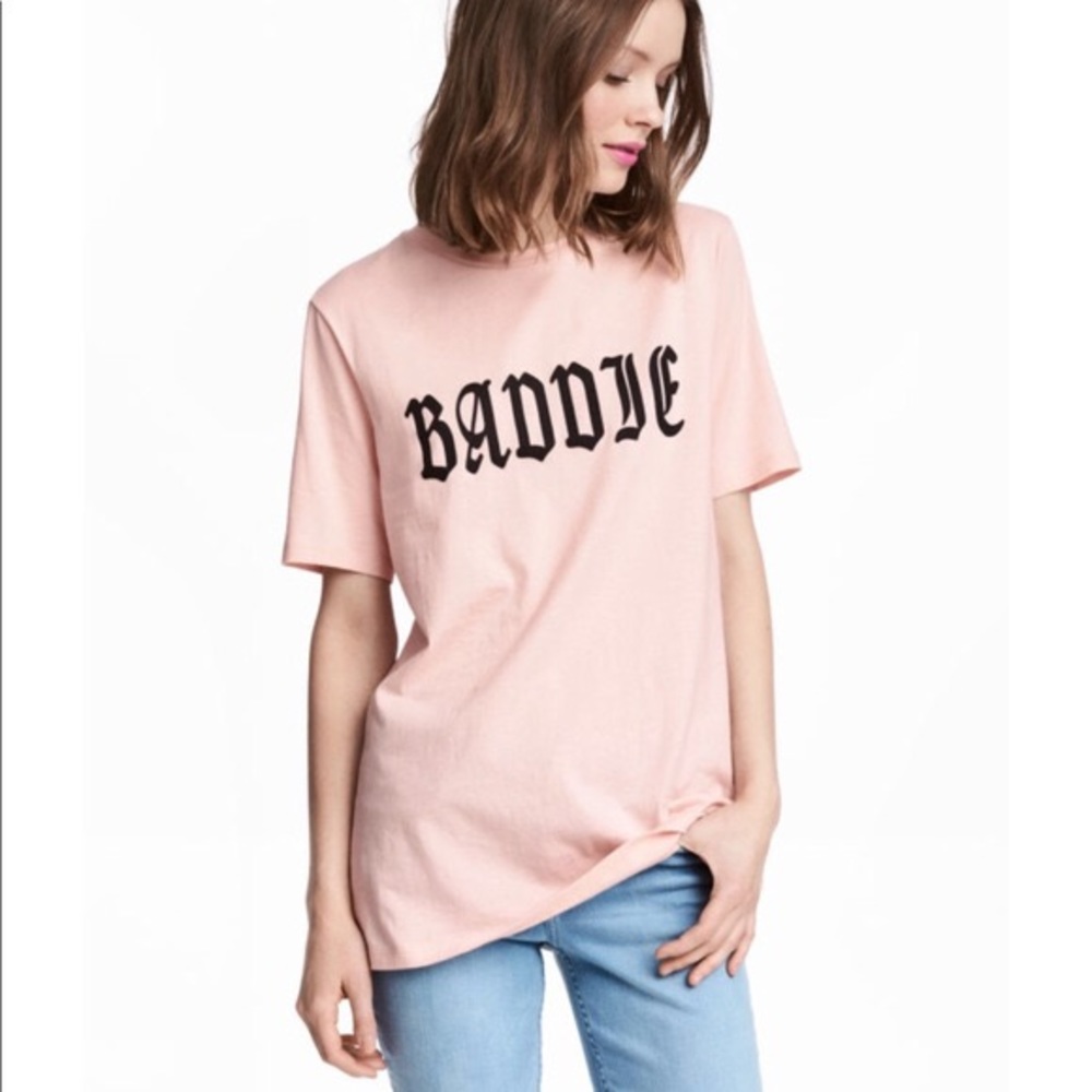 🌱 4/$25 H&M baddie print light pink shirt Medium